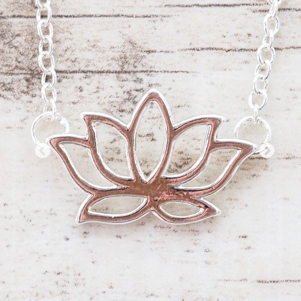 🌸 FREE WITH BUNDLE / Silver Lotus Flower Necklace